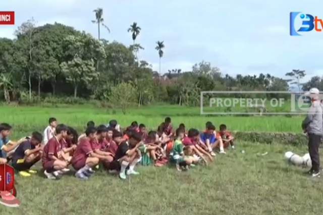 SEPAKBOLA SALAH SATU ALTERNATIF UNTUK MENGHINDARI KENAKALAN REMAJA