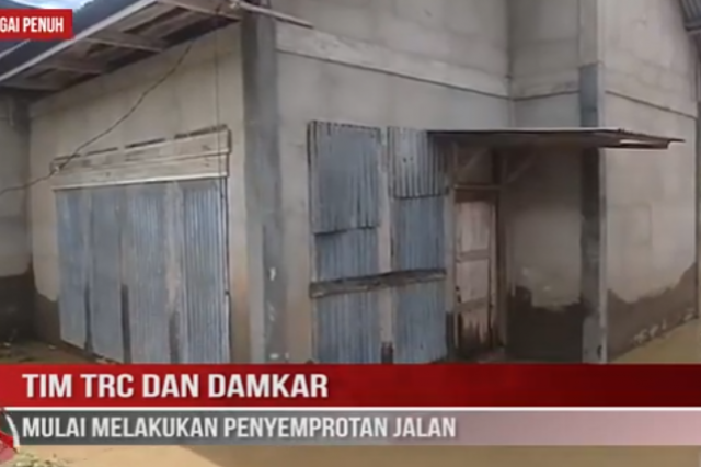 TIM TRC DAN DAMKAR MULAI MELAKUKAN PENYEMPROTAN JALAN