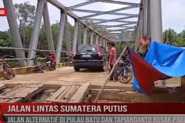 JALAN LINTAS SUMATERA PUTUS, JALAN ALTERNATIF DI PULAU BATU DAN TAPIANDANTO RUSAK PARAH
