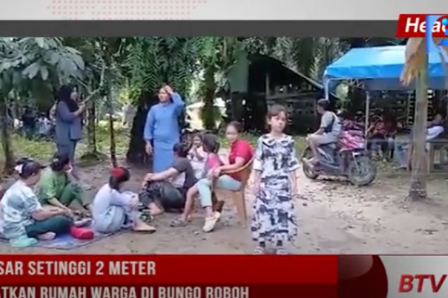 BANJIR BESAR SETINGGI 2 METER MENGAKIBATKAN RUMAH WARGA DI BUNGO ROBOH