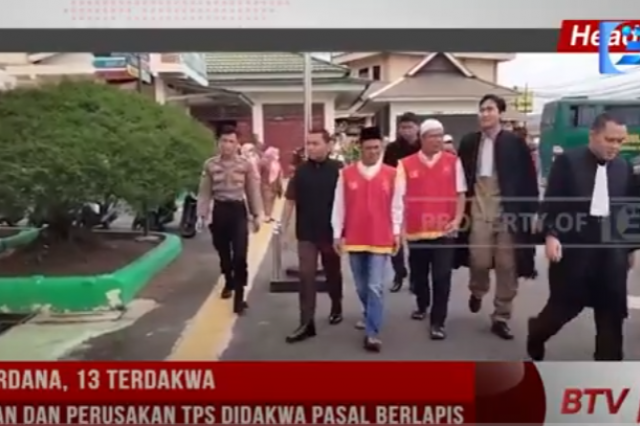 SIDANG PERDANA, 13 TERDAKWA PEMBAKARAN DAN PERUSAKAN TPS DIDAKWA PASAL BERLAPIS