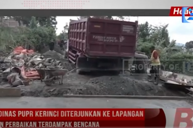 PETUGAS DINAS PUPR KERINCI DITERJUNKAN KE LAPANGAN MELAKUKAN PERBAIKAN TERDAMPAK BENCANA