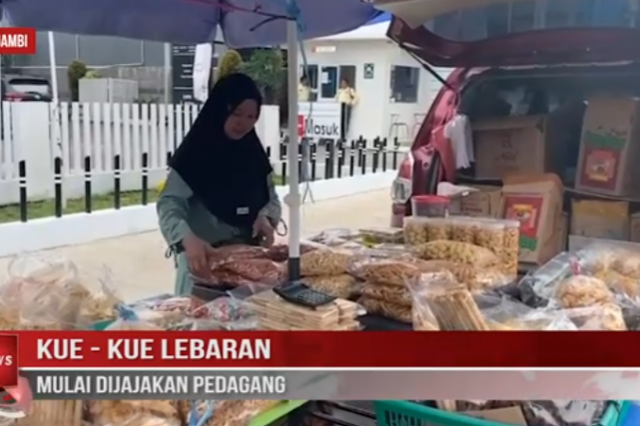 KUE - KUE LEBARAN MULAI DIJAJAKAN PEDAGANG
