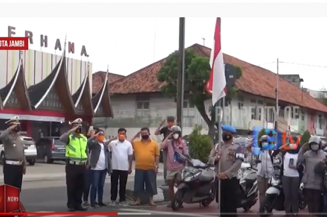 DETIK DETIK PROKLAMASI DI KOTA JAMBI AKTIFITAS DI JALAN RAYA DIHENTIKAN