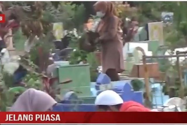 JELANG PUASA, WARGA RAMAI ZIARAH KE MAKAM