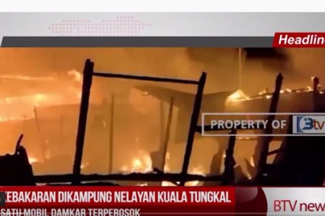 KEBAKARAN DIKAMPUNG NELAYAN KUALA TUNGKAL, SATU MOBIL DAMKAR TERPEROSOK