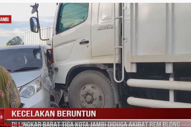 KECELAKAN BERUNTUN DI LINGKAR BARAT TIGA KOTA JAMBI DIDUGA AKIBAT REM BLONG