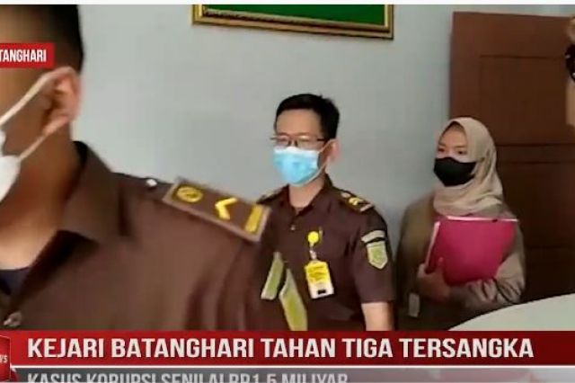 KEJARI BATANGHARI TAHAN TIGA TERSANGKA KASUS KORUPSI SENILAI Rp1,5 MILIYAR