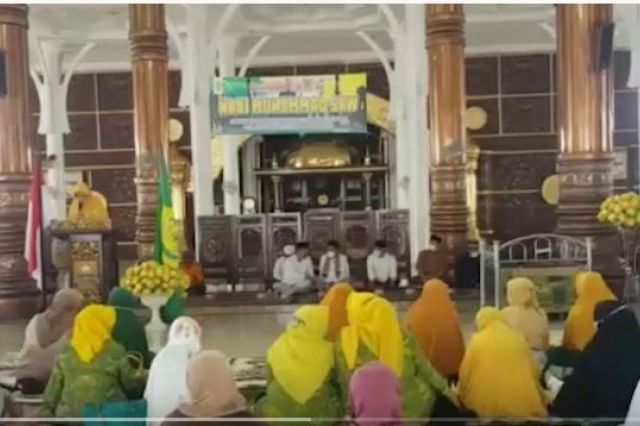 SANI HADIRI PERINGATAN ISRA MIRAJ DI MASJID AGUNG AL FALAH