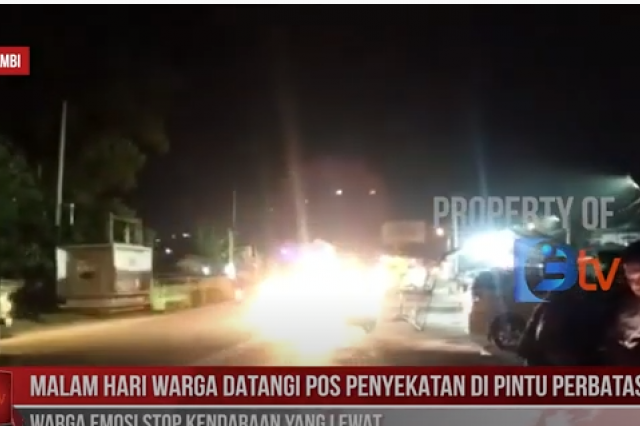 MALAM HARI WARGA DATANGI POS PENYEKATAN DI PINTU PERBATASAN, WARGA EMOSI STOP KENDARAAN YANG LEWAT