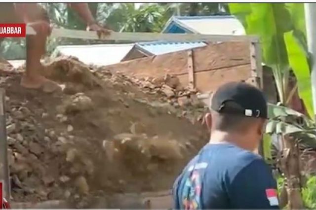 WARGA BETARA TANJAB BARAT MINTA PT PELDA INDO PERBAIKI JALAN MENGGUNAKAN ALAT BERAT