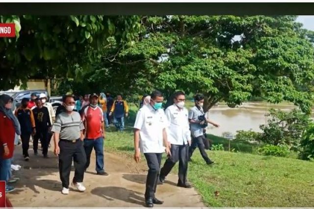 GERAKAN SUNGAI BATANGHARI BERSIH, WABUP BUNGO TEBAR BENIH IKAN DAN TANAM POHON