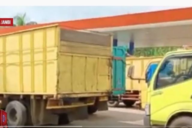 MULAI HARI INI TRUK BATUBARA DAN CPO DI JAMBI HANYA DIPERBOLEHKAN ISI BBM DI LIMA SPBU