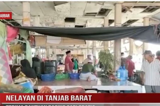 NELAYAN DI TANJAB BARAT TERIMA BANTUAN DAGING SAPI GRATIS