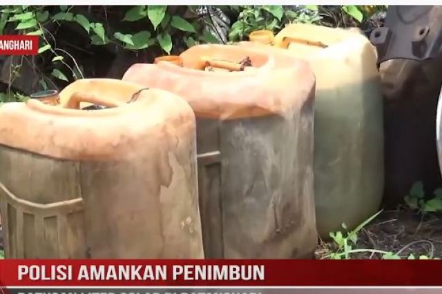 POLISI AMANKAN PENIMBUN RATUSAN LITER SOLAR DI BATANGHARI