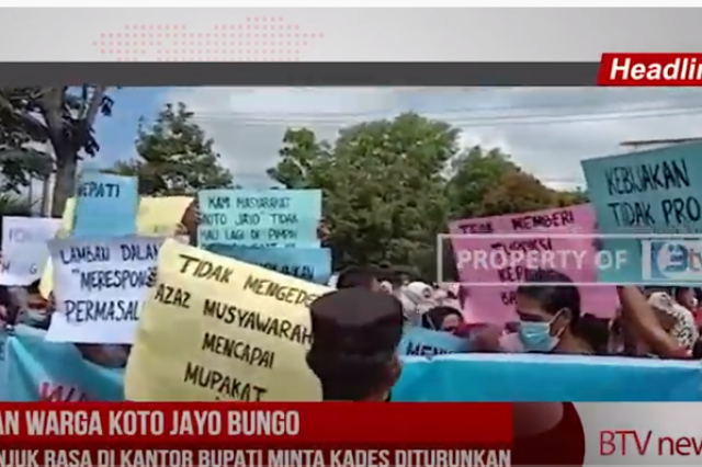 RATUSAN WARGA KOTO JAYO BUNGO GELAR UNJUK RASA DI KANTOR BUPATI MINTA KADES DITURUNKAN