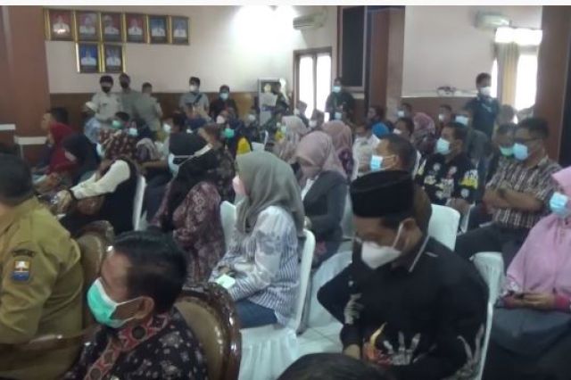 BUPATI BUNGO DAMPINGI GUBERNUR JAMBI BERIKAN BANTUAN UNTUK KORBAN BANJIR
