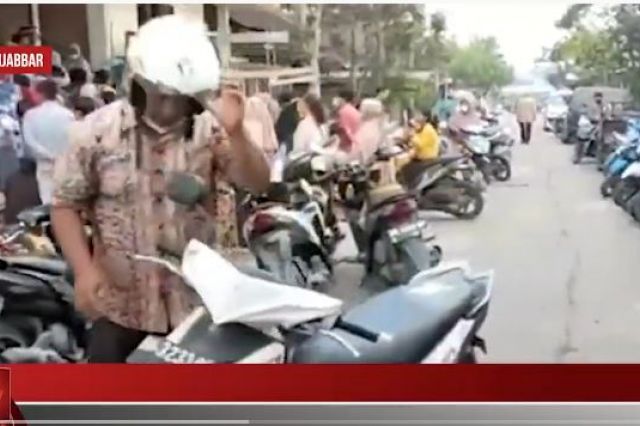 HARGA GAS MELAMBUNG, WARGA DI TANJAB BARAT BEREBUT GAS 3 KG DI PANGKALAN