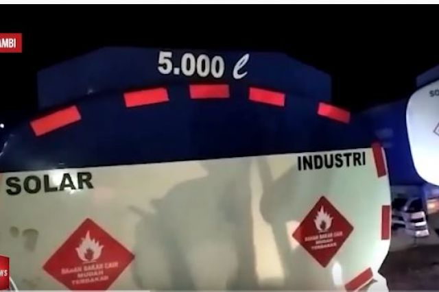 DITRESKRIMSUS POLDA JAMBI AMANKAN 4 TRUK TANGKI MINYAK SOLAR