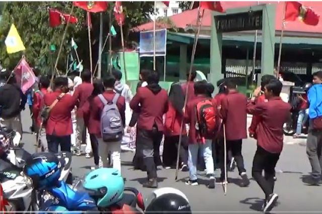 GABUNGAN MAHASISWA DI KERINCI GELAR AKSI TIDAK PERCAYA BUPATI DAN DPRD